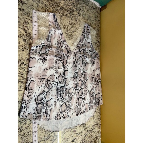Womens Tank Blouse XL Snake Print Pink White Lace Trim Sleeveless V-Neck Mobwife - Picture 6 of 6